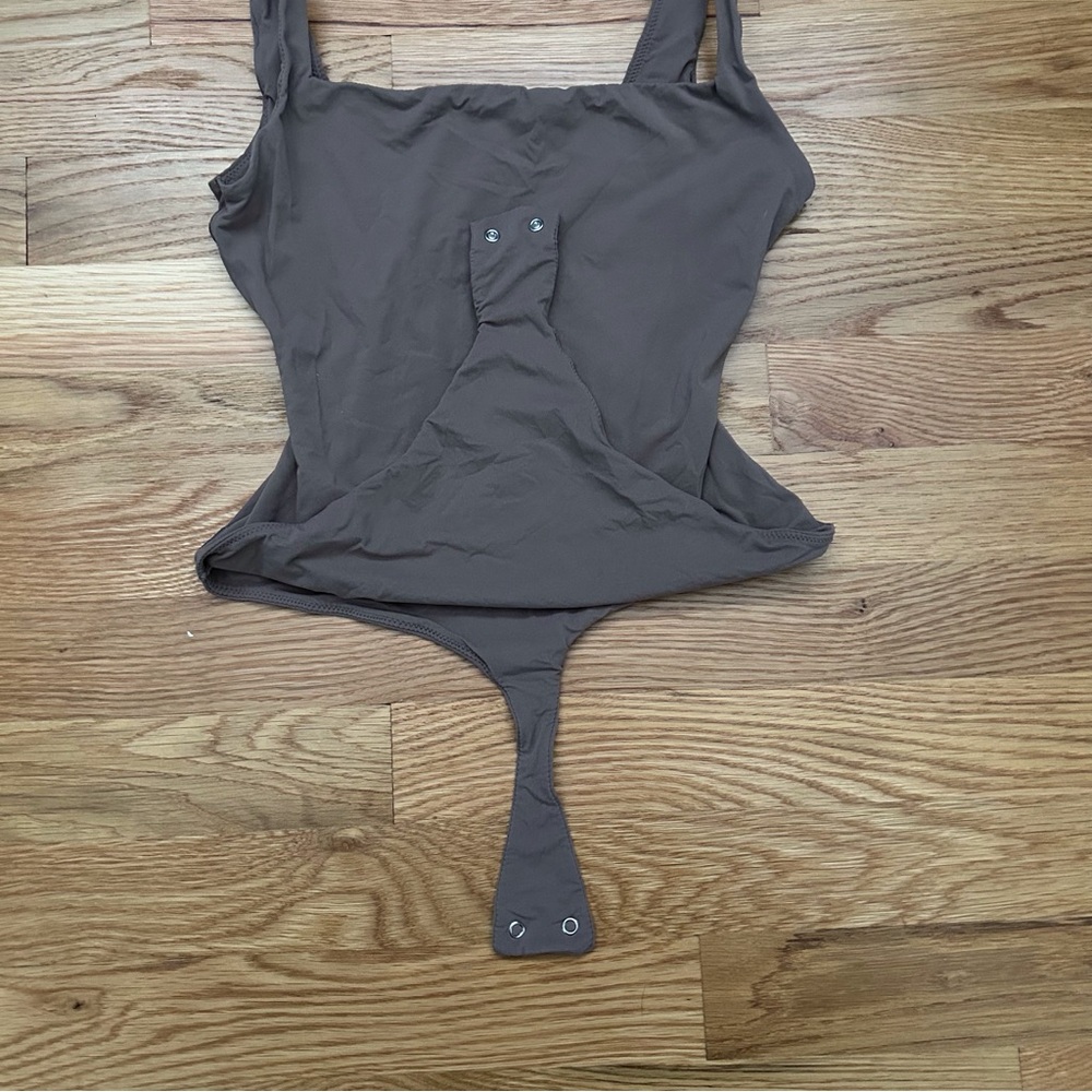 SKIMS Fits Everybody Square neckline Scoop Back Bodysuit - Picture 5 of 6